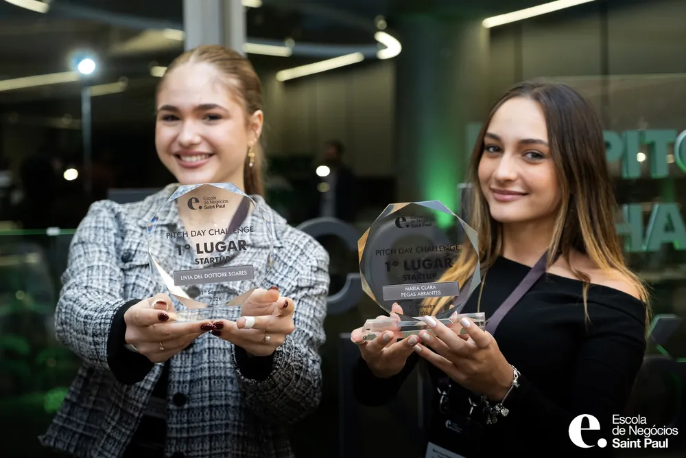 As sócias Livia Del Dottore Soares e Maria Clara Pêgas Abrantes segurando os troféus de 1º lugar do Pitch Day Challenge